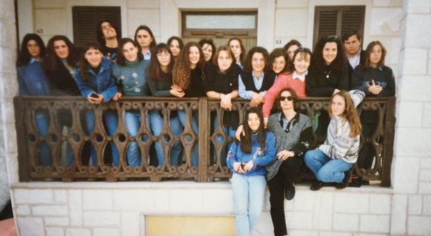 La classe di don Vito (secondo da destra) nel 1994
