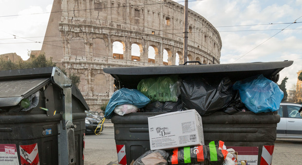 Emergenza rifiuti, Renzi: "Puliremo Roma". La replica del M5S: "Colpa del Pd"