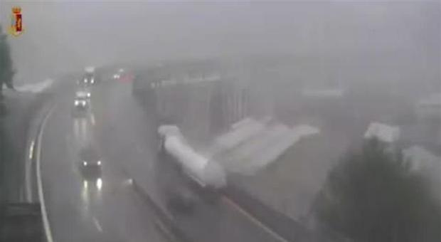 Ponte Morandi, il nuovo video del crollo: passa il camion Basko, poi il black out