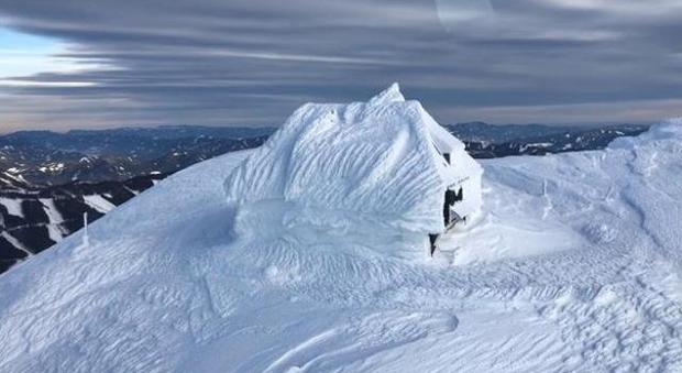 Neve record, rifugio alpino sepolto: l'immagine fa il giro del mondo