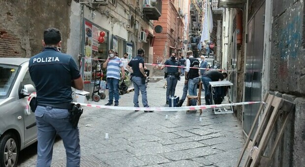 Agguato a Napoli, si torna a sparare nei Quartieri spagnoli: due feriti, sono incensurati