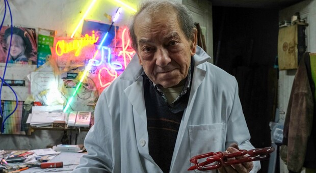 Napule ca se ne va, Umberto Pintore e i neon multicolori: «Io, maestro della luce e moderno Prometeo»