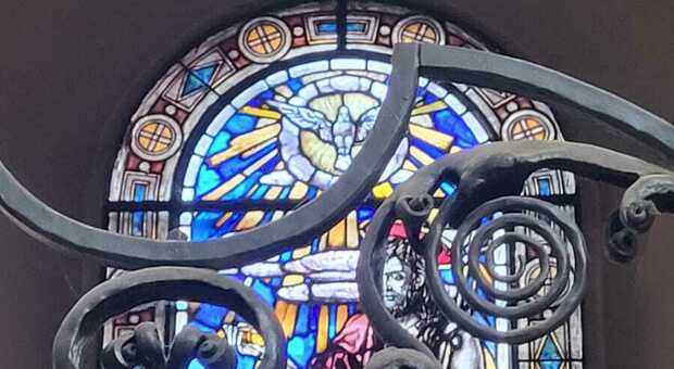 Il parroco del Duomo ai fedeli: «Adottate le vetrate da salvare»