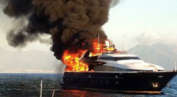 Yacht di De Laurentiis in fiamme: è giallo. La ricostruzione della Guardia Costiera