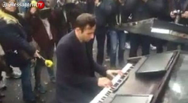 Attentato a Parigi, pianista misterioso suona "Imagine" davanti al Bataclan