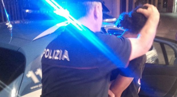Roma, picchia e scippa una donna, poi aggredisce gli agenti: arrestato 31enne