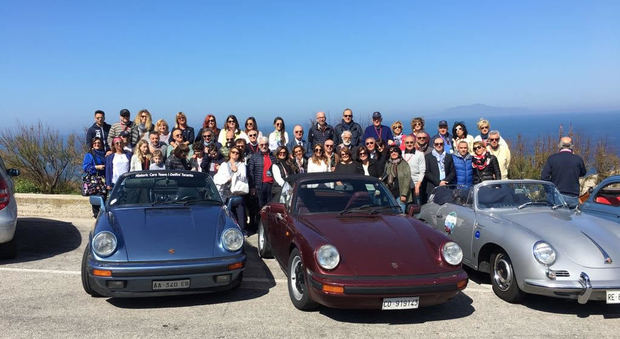 Bolidi, selfie e folla di turisti sulle strade della grande bellezza: corsa di auto d'epoca da Capri alla Penisola sorrentina