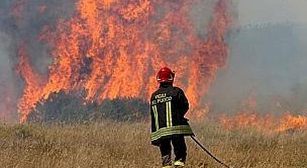 Ascoli, provoca un incendio che minaccia le case, denunciato