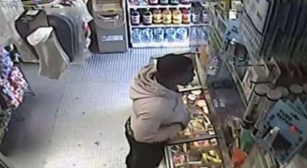 Philadelphia, rapina un supermercato armato di banana ma la telecamera scopre l'inganno