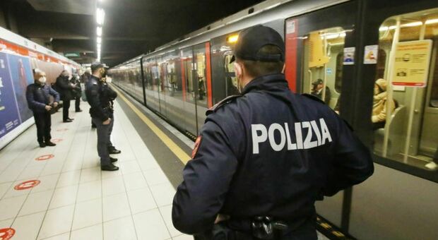 Turista derubato nella metro di 14mila euro: insegue e cattura la ladra, ma recupera solo poche banconote