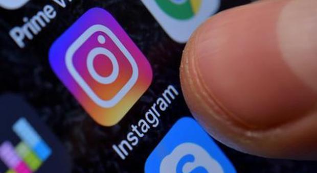Rivoluzione Instagram, le nuove funzioni contro haters e cyberbulli: silenzio e un adesivo