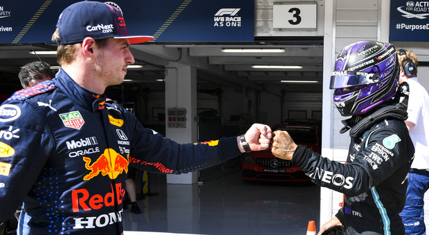 Verstappen ed Hamilton si salutano amichevolmente all'Hungaroring