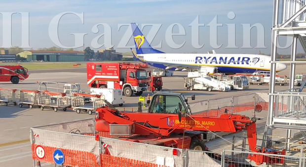 Ryanair, perde olio la turbina: paura in volo e atterraggio d'emergenza