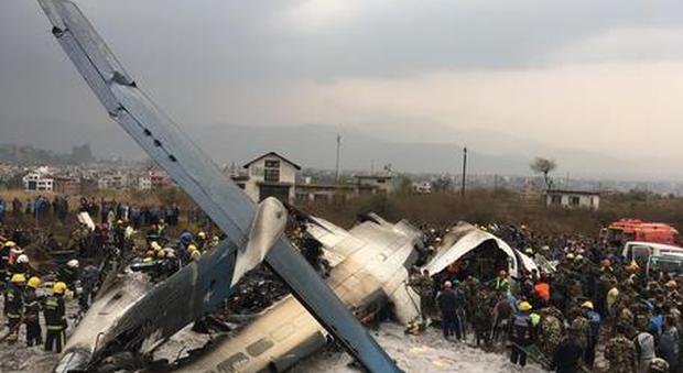 Cile, un aereo precipita su un'abitazione, sei morti