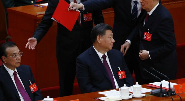 Cina, l'ex presidente Hu portato via di peso: «Solo un malore». Ma scoppia il caso (e i tg censurano)