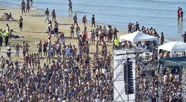 Pesaro, musica del Cocoricò al mare Spiaggia invasa da migliaia di ragazzi