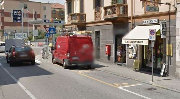 Tabaccaia uccisa con trenta coltellate nel suo negozio. I carabinieri: "Altre piste oltre alla rapina"