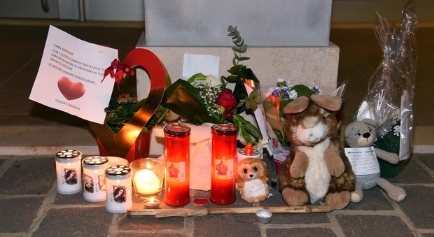 IL CORDOGLIO Fiori, messaggi, candele e peluche lasciati dai cittadini per il piccolo Massimiliano