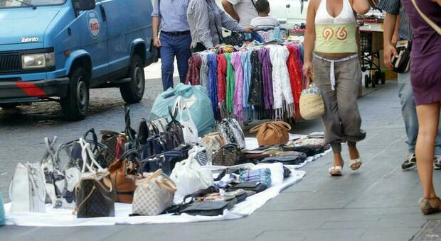 Napoli, ambulanti abusivi occupano via Toledo con borse con marchi contraffatti