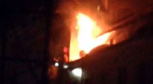 Milano, incendio in casa: appeso al davanzale per salvarsi dalle fiamme