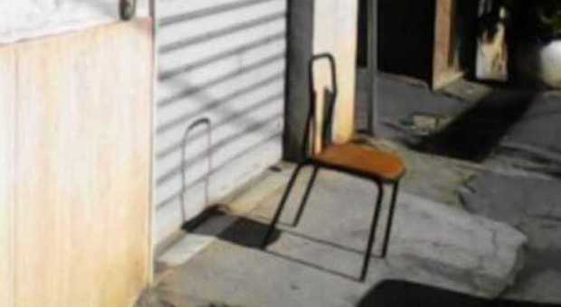 Parcheggia l'auto davanti al garage "custodito" da una sedia: citato per danni morali