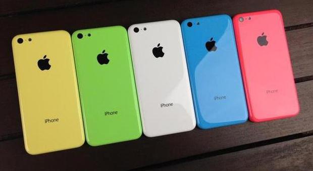 Apple, l'iPhone 5c è un flop: «Tagliata la produzione in Cina»
