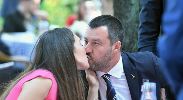 Salvini e la fidanzata Francesca Verdini, bacio "distratto" al party all'ambasciata Usa