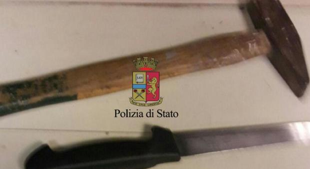 Napoli, madre di cinque figli aggredita dal compagno con martello e coltello