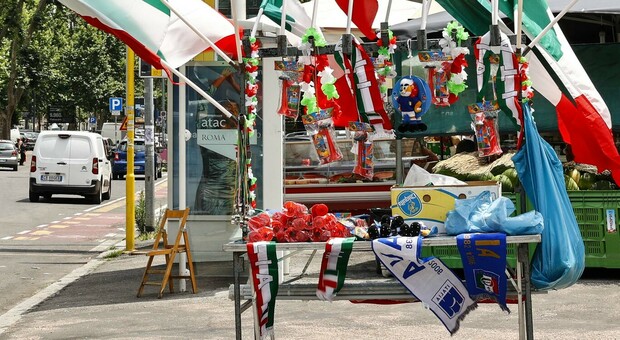 Roma, sale la febbre azzurra: venditori di bandiere e trombe lungo le strade FOTO