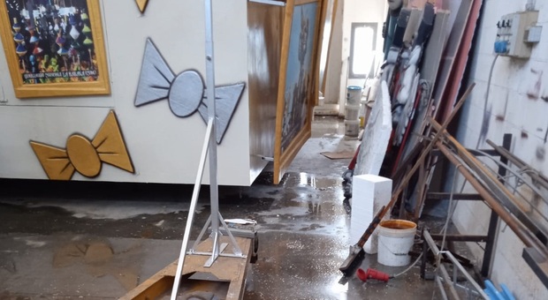 Piove nei capannoni del carnevale di Fano: a rischio le creazioni di cartapesta. Problema noto aggravato dalle scosse di terremoto