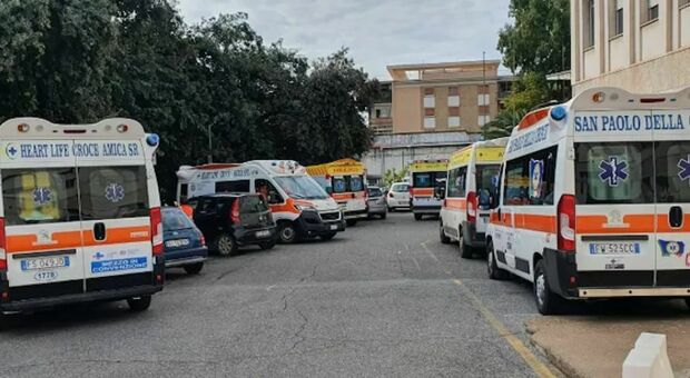 Covid a Roma, torna l'allarme nei pronto soccorso: file e ambulanze in coda