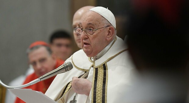 Papa Francesco torna a rassicurare la Chiesa per spegnere l'incendio: la benedizione non è alle coppie ma al singolo gay