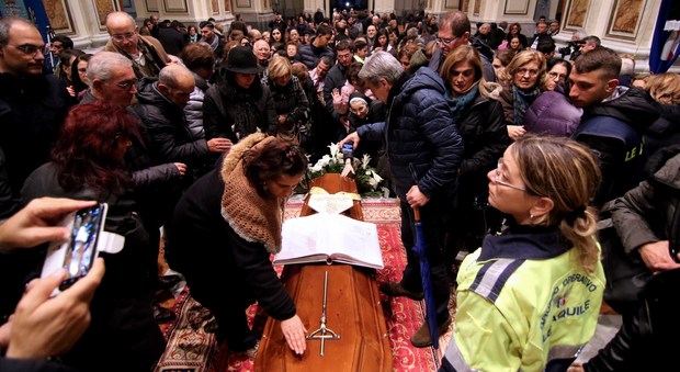 Acerra piange il vescovo più amato: «Addio don Riboldi, profeta del popolo»