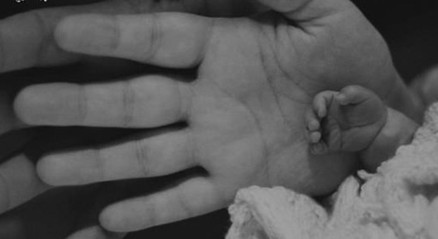 Bimba muore 90 minuti dopo il parto, le foto dei genitori commuovono i social