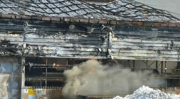Parte del tetto del capannone ex Tubimar collassato per l'incendio