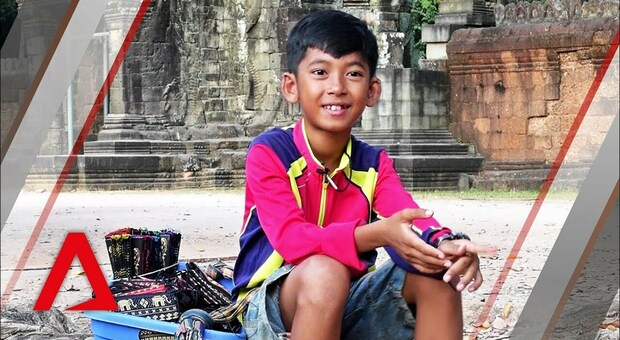 Cambogia, il bambino ambulante che parla 16 lingue: le ha imparate dai turisti (e ora un magnate gli paga gli studi)