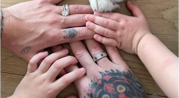 Fedez e Chiara Ferragni, il post su Instagram con le mani di tutta la famiglia: il messaggio