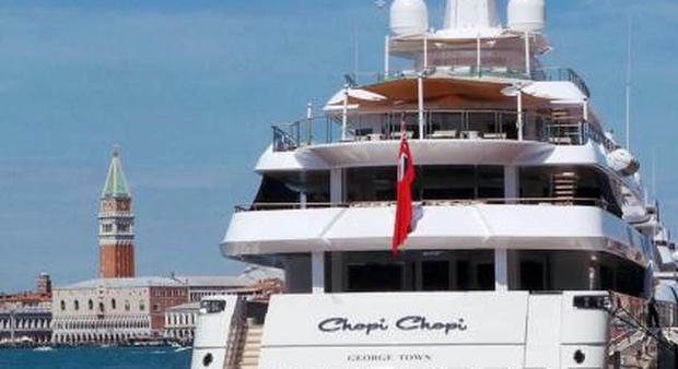 Uno yacht attraccato in riva dei Sette Martiri