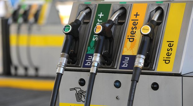 Benzina, prezzo aumenta ancora in Italia: verde a 1,559 euro/litro