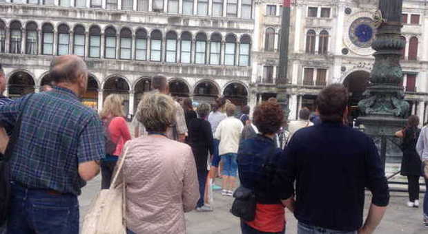 Tagli al bilancio comunale, niente alzabandiera in piazza San Marco