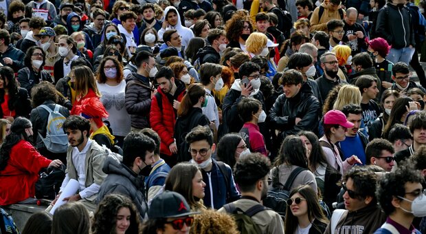 Covid in Campania, 8.161 casi e 11 morti: l'indice di contagio stabile al 22,3%, in calo i ricoveri