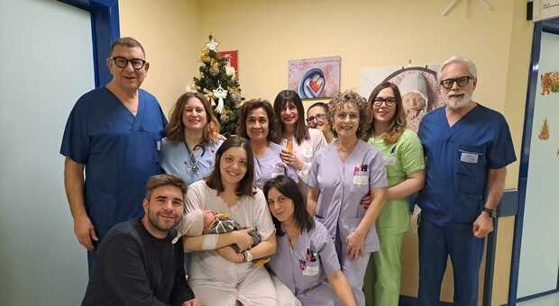 Foto di gruppo con Gianmarco il primo nato dell'Umbria per il 2024 all'ospedale di Foligno