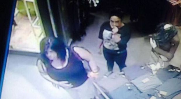 Madre e figlia rubano nel negozio, il commerciante posta le loro foto su Facebook