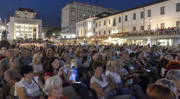 Un concerto in piazza XX Settembre a Pordenone