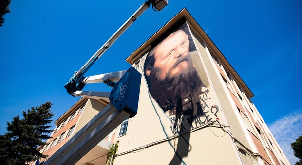 Napoli, un murale per Dostoevskij: l'altolà alla censura nell'ultima opera di Jorit