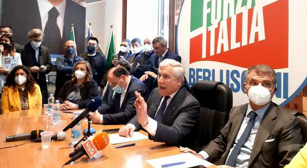 Forza Italia, Tajani a Napoli punge Cesaro: «Fuori dal partito chi non partecipa e non sostiene i candidati»
