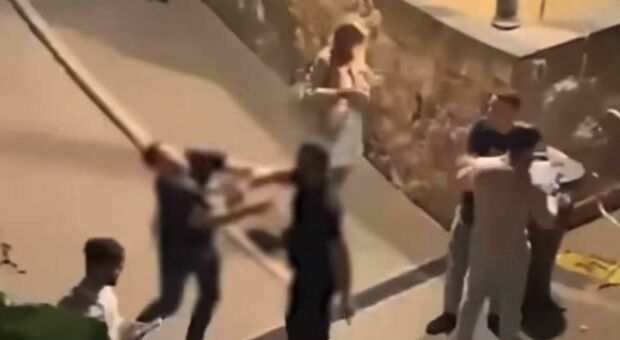 Un frame del video del buttafuori che colpisce un ragazzo