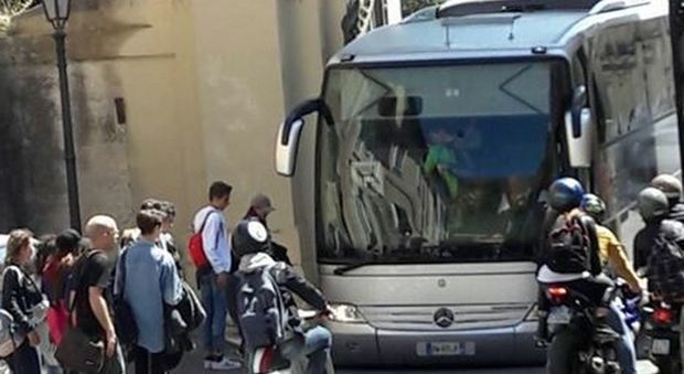 Quel bus in divieto incastrato sotto l'arco del sito Unesco di San Leucio