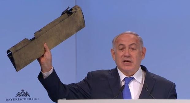 Israele, Netanyahu attacca l'Iran e mostra un frammento di drone: «Questo è vostro»