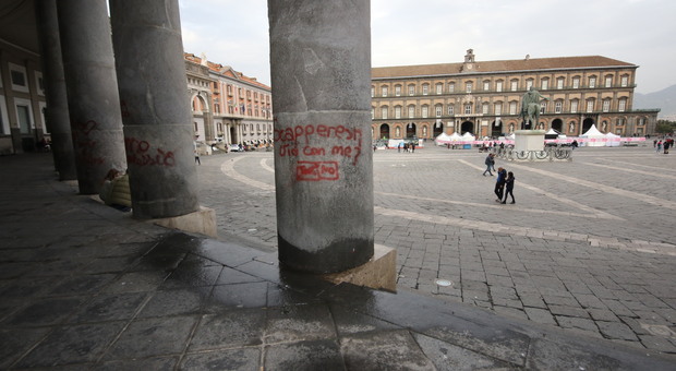 Napoli, allarme sul degrado del Plebiscito: «Più luce e sì ai tavolini al colonnato»